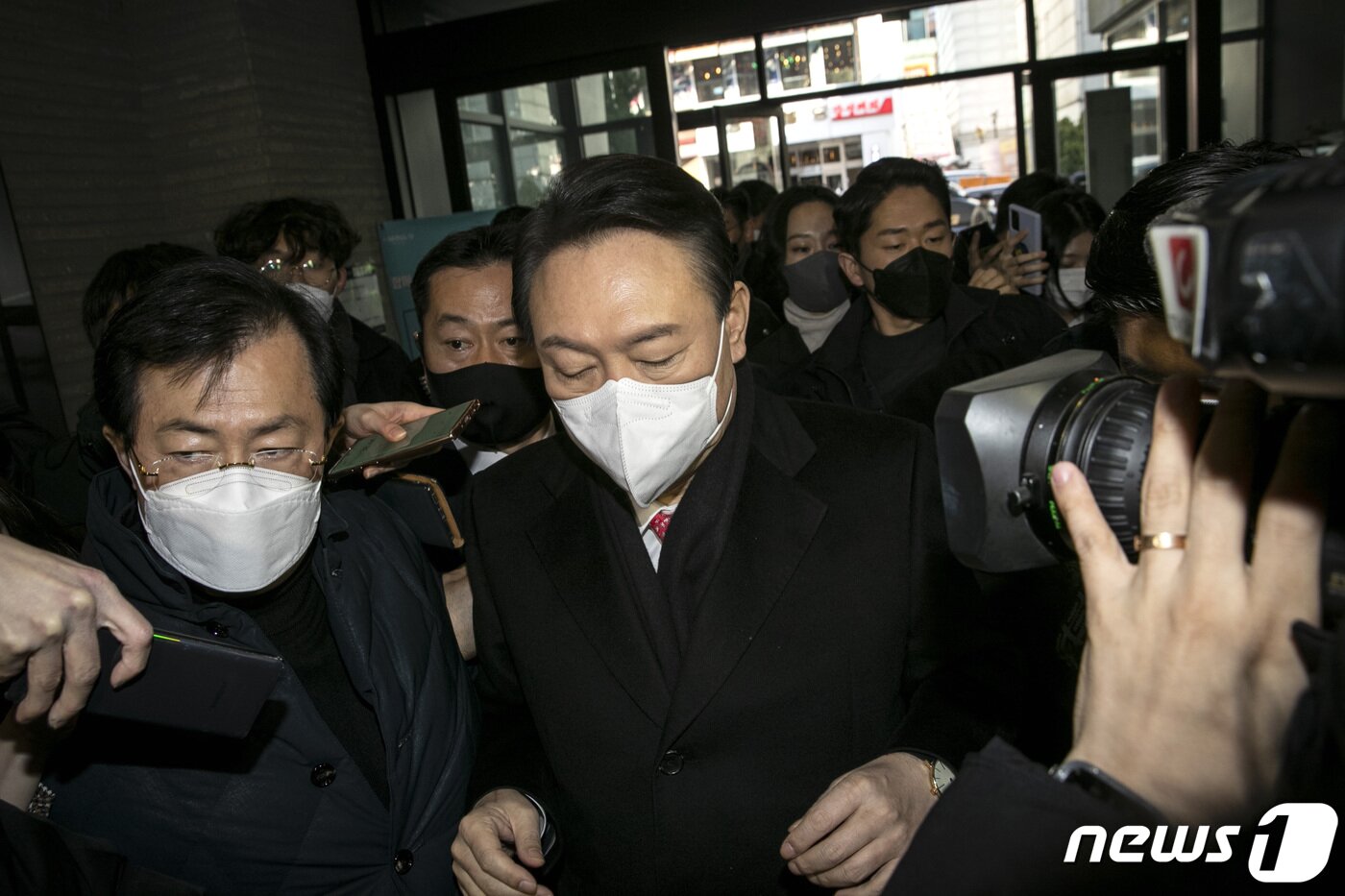 본문 이미지 - 윤석열 국민의힘 대선후보가 3일 오전 갑작스럽게 일정을 취소하고 서울 여의도 국민의힘 당사로 들어서고 있다. 2022.1.3/뉴스1 ⓒ News1 구윤성 기자