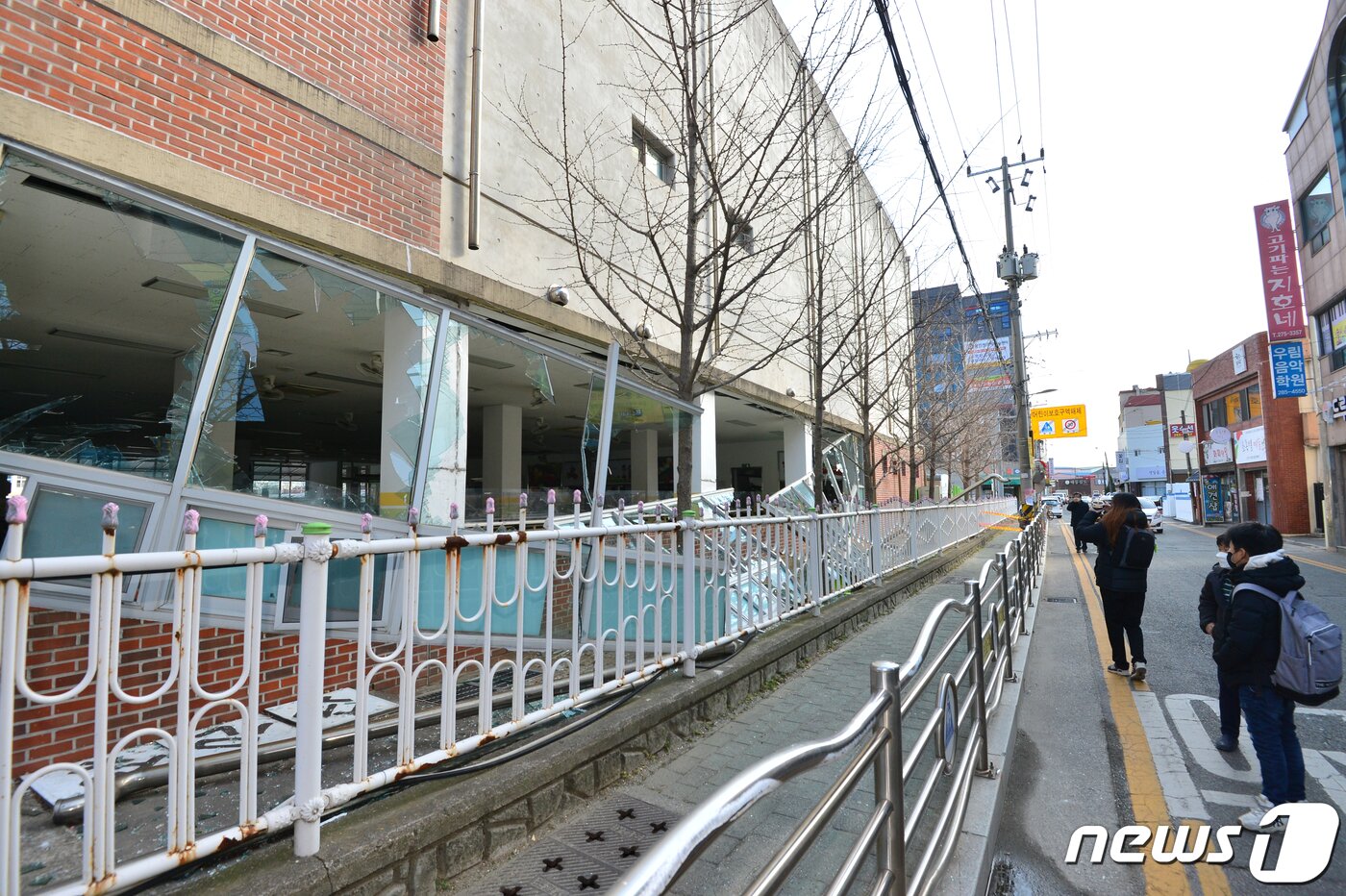 본문 이미지 - 3일 오전 7시23분쯤 경북 포항시 남구 연일초등학교 급식소에서 가스 폭발 사고가 발생해 50대 조리원 3명이 다쳐 병원으로 이송됐다. 폭발 충격으로 급식소 대형 창문과 창틀이 떨어져 있다. 2022.1.3/뉴스1 ⓒ News1 최창호 기자