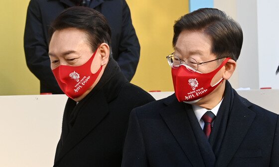 본문 이미지 - 이재명 더불어민주당 대선 후보와 윤석열 국민의힘 대선 후보가 3일 서울 여의도 한국거래소에서 서울경제신문 주최로 열린 2022 증시대동제에서 이동하고 있다. &#40;서울경제 제공&#41; 2022.1.3/뉴스1