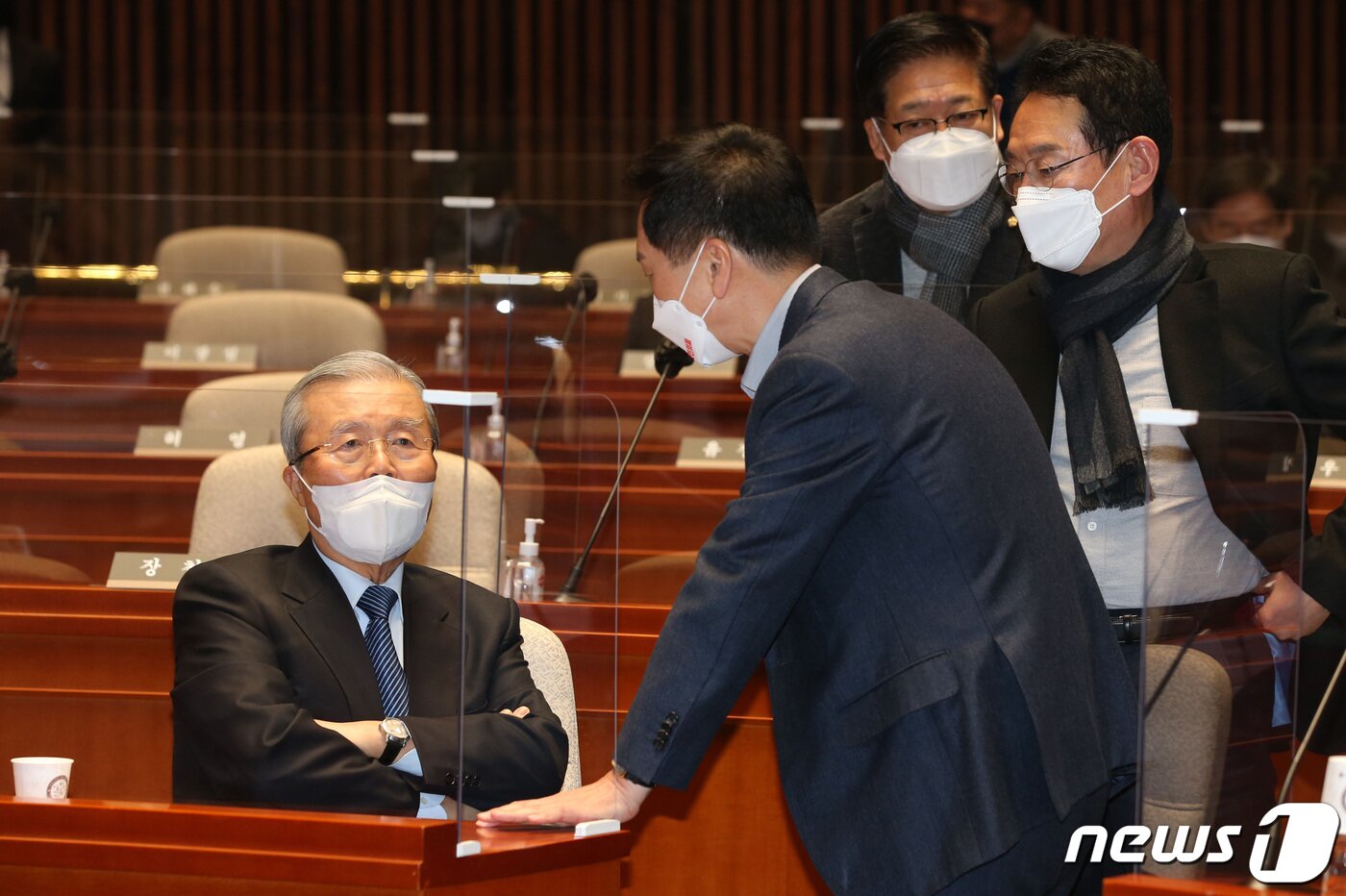 본문 이미지 - 국민의힘 김종인 총괄선대위원장과 김기현 원내대표가 3일 오후 서울 여의도 국회에서 열린 의원총회에서 대화를 나누고 있다. 2022.1.3/뉴스1 ⓒ News1 구윤성 기자