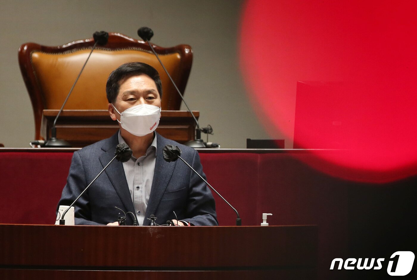본문 이미지 - 김기현 국민의힘 원내대표가 3일 오후 서울 여의도 국회에서 열린 의원총회에서 발언하고 있다. 김 원내대표는 이 자리에서 "남 탓을 할 일 아니고 내 탓이라고 생각하고 원내대표인 나부터 쇄신에 앞장서겠다고 마음을 먹었다며＂며 ＂나부터 먼저 공동선대위원장과 원내대표직을 내려놓겠다＂고 말했다. 2022.1.3/뉴스1 ⓒ News1 구윤성 기자