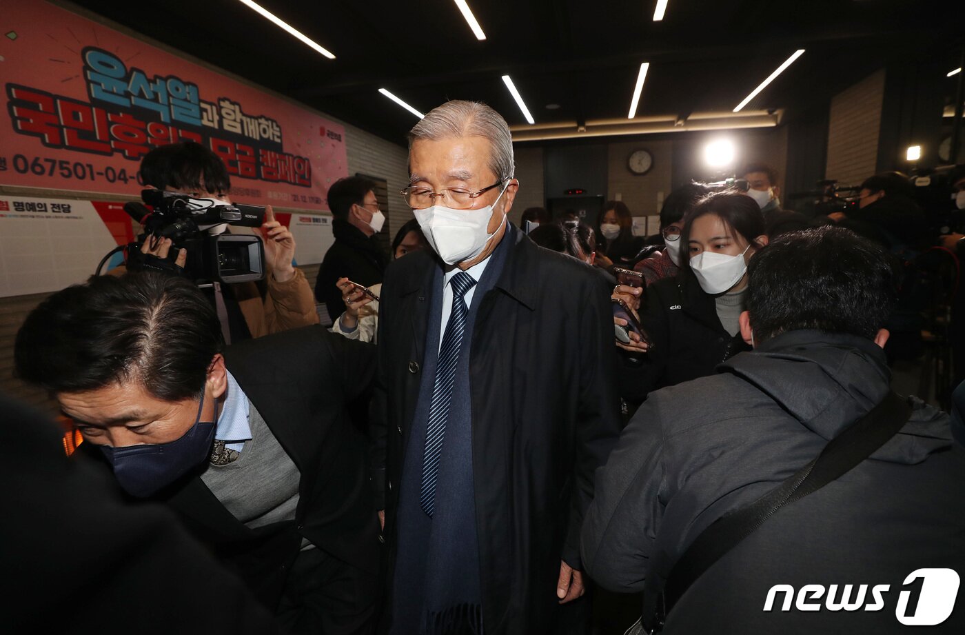 본문 이미지 - 김종인 국민의힘 총괄선대위원장이 3일 오후 서울 여의도 당사에서 사의를 표명한 뒤 떠나고 있다. 2022.1.3/뉴스1 ⓒ News1 구윤성 기자