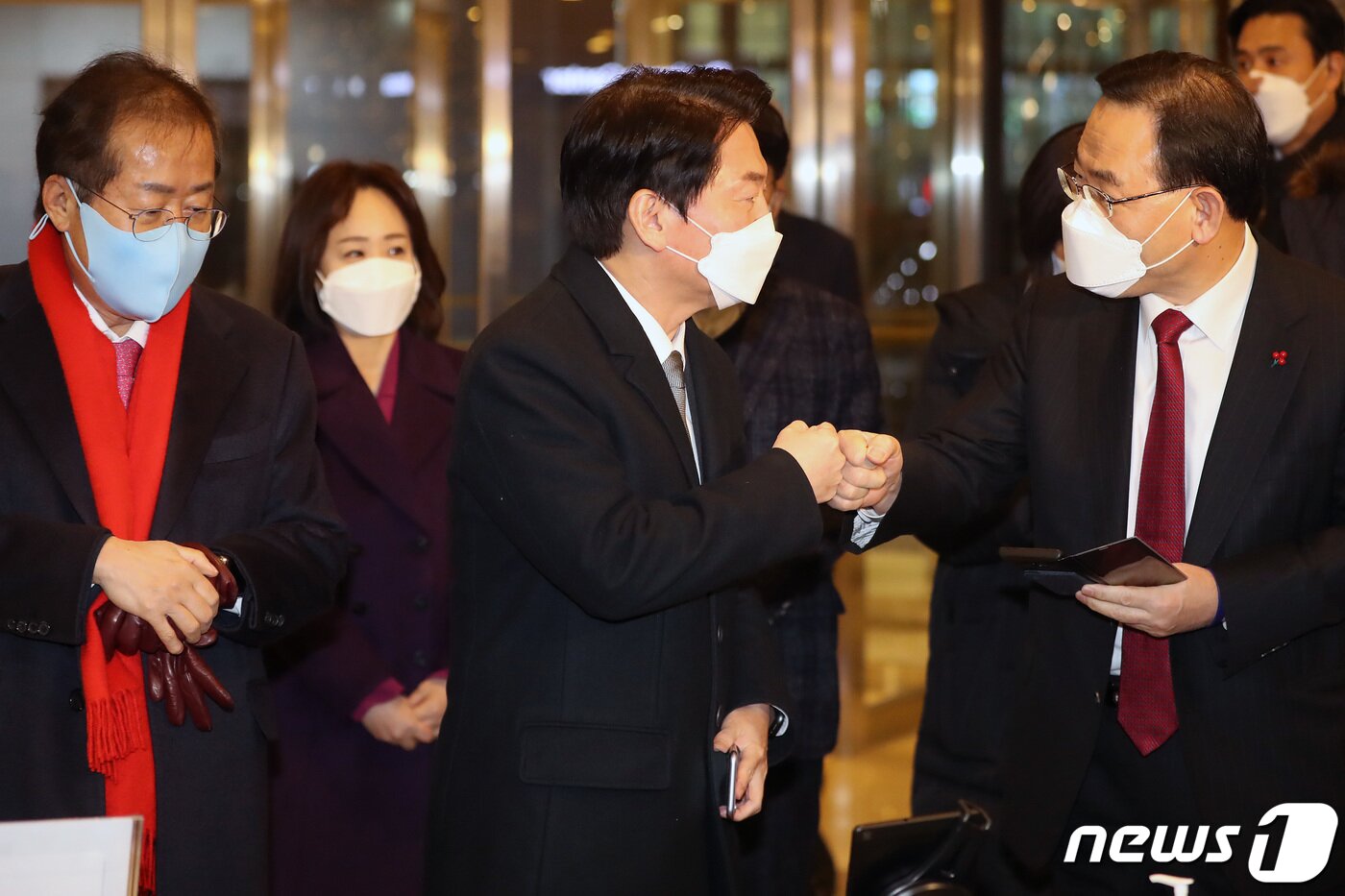 본문 이미지 - 안철수 국민의당 대선 후보(가운데)가 3일 오후 대구 북구 호텔 인터불고 엑스코에서 열린 '2022년 대구·경북 신년교례회'에 참석해 국민의힘 주호영 의원(오른쪽)과 인사 나누고 있다. 왼쪽은 국민의힘 홍준표 의원. 2022.1.3/뉴스1 ⓒ News1 공정식 기자