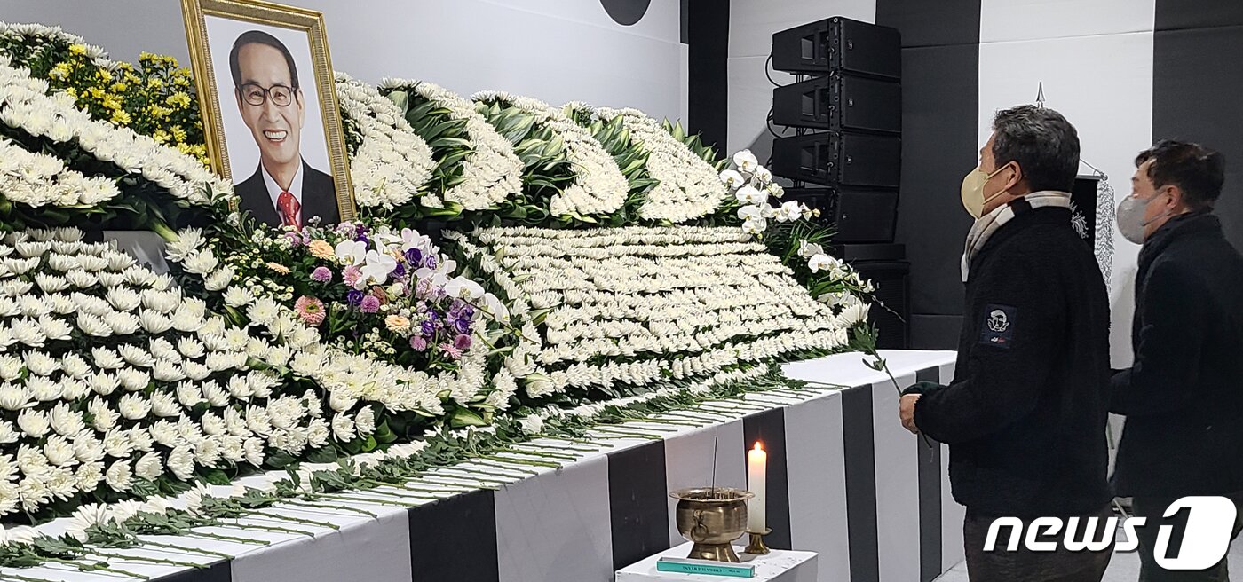 본문 이미지 - 3일 경북 청도군청 앞마당에 마련된 고 이승율 청도군수 분향소에 한 군민들이 조문하고 있다. 지병으로 전날 별세한 고 이 군수의 분향소에는 이날 200여개의 조화가 배달됐으며 수백명의 군민들이 방문해 애도를 표했다. 2022.1.3/뉴스1 ⓒ News1 정우용 기자