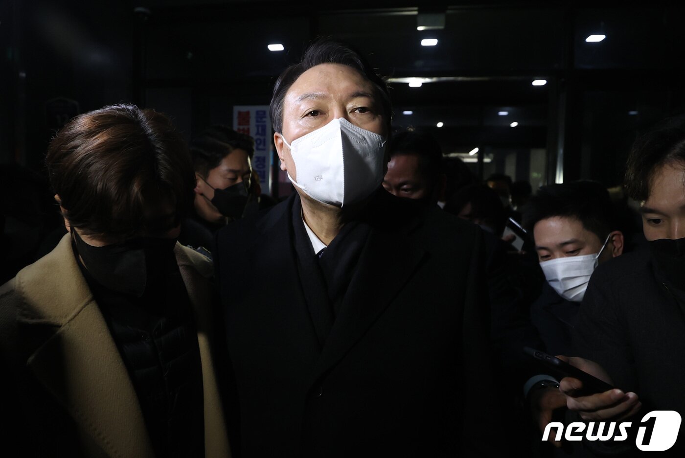 본문 이미지 - 윤석열 국민의힘 대선 후보가 3일 저녁 서울 여의도 중앙당사를 나서고 있다. 2022.1.3/뉴스1 ⓒ News1 구윤성 기자