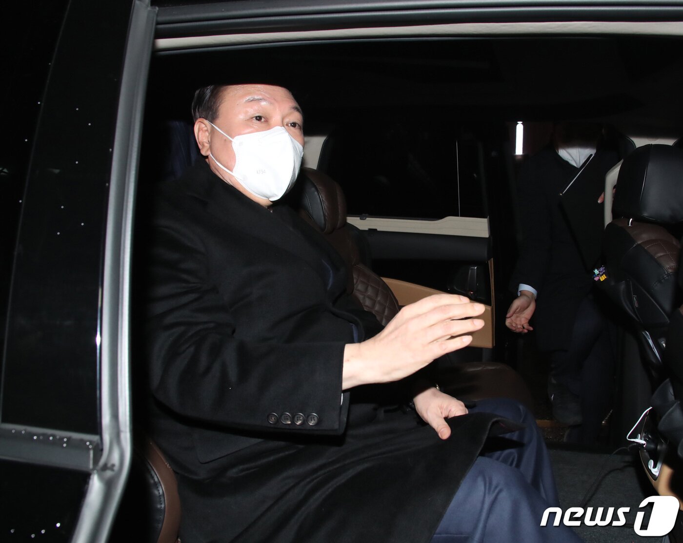 본문 이미지 - 윤석열 국민의힘 대선 후보가 3일 저녁 서울 여의도 중앙당사에서 선대위 쇄신안 후속대책을 논의한 뒤 당사를 나서고 있다. 2022.1.3/뉴스1 ⓒ News1 구윤성 기자