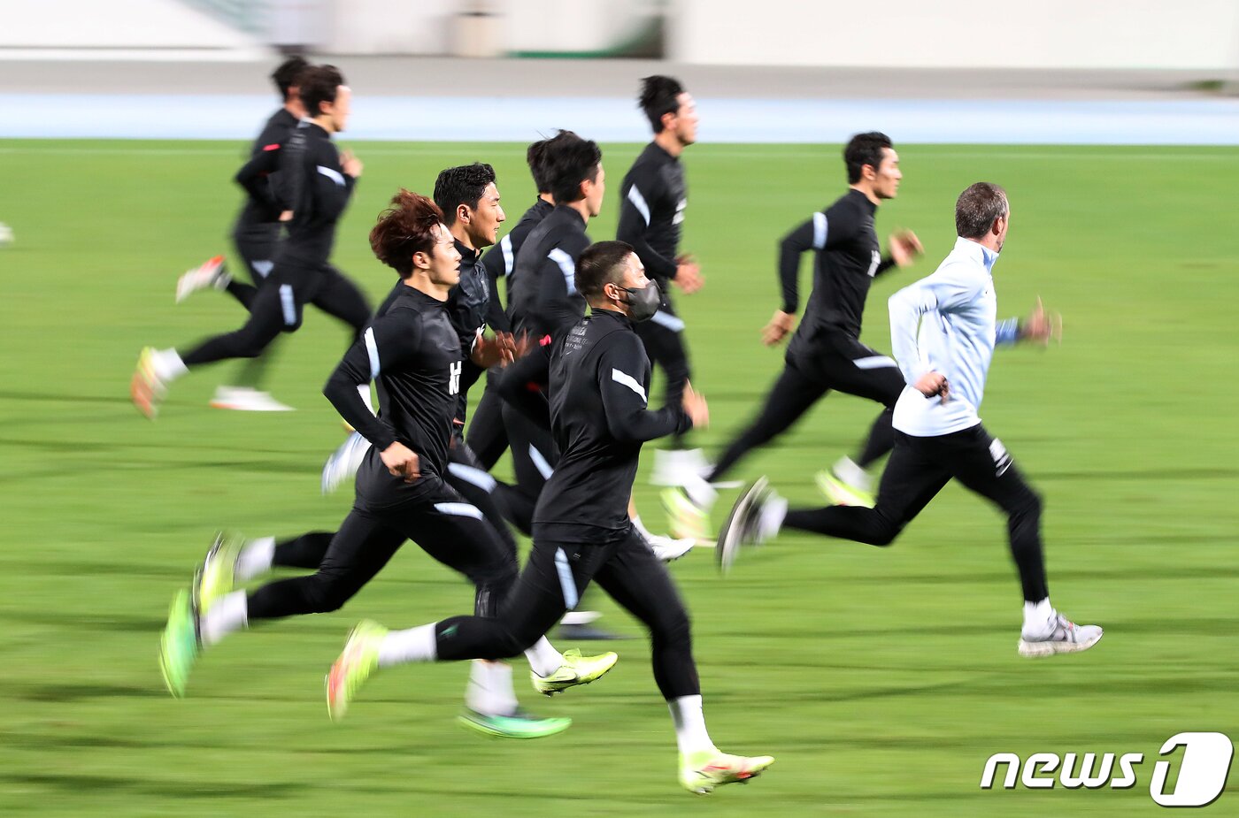 본문 이미지 - 대한민국 축구대표팀 선수들이 29일 오후(현지시간) 아랍에미리트(UAE) 두바이 폴리스 오피서즈 클럽에서 오는 2월 1일 열리는 ‘2022 카타르월드컵 아시아 최종예선 A조 8차전' 시리아전을 앞두고 훈련을 하고 있다. 2022.1.29/뉴스1 ⓒ News1 김진환 기자