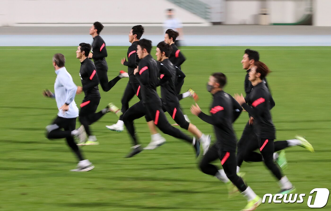 본문 이미지 - 대한민국 축구대표팀 선수들이 29일 오후(현지시간) 아랍에미리트(UAE) 두바이 폴리스 오피서즈 클럽에서 오는 2월 1일 열리는 ‘2022 카타르월드컵 아시아 최종예선 A조 8차전' 시리아전을 앞두고 훈련을 하고 있다. 2022.1.29/뉴스1 ⓒ News1 김진환 기자