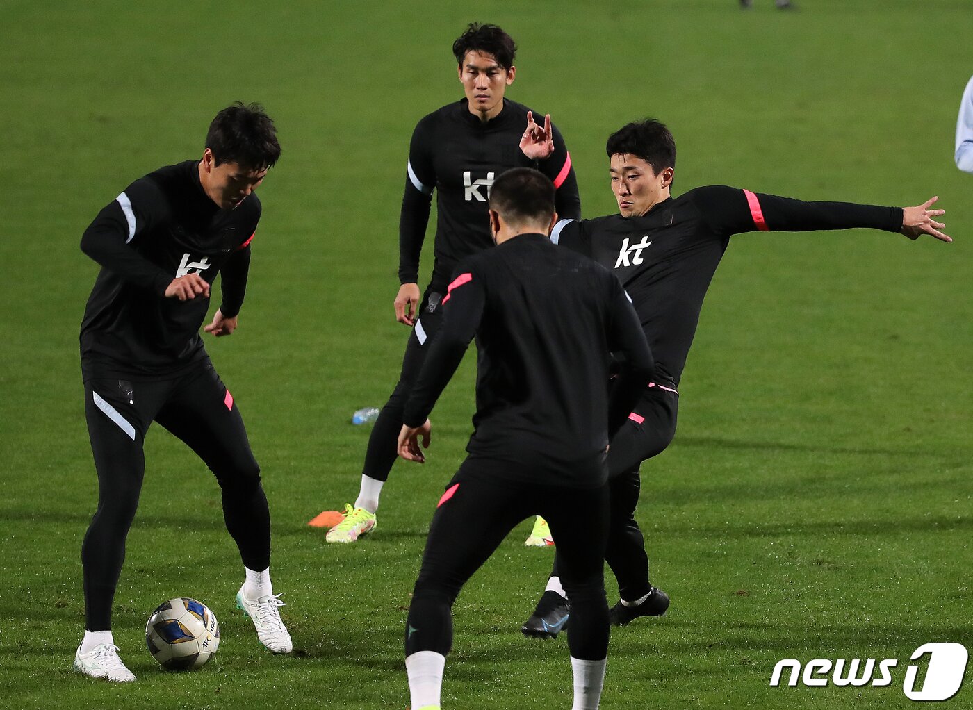 본문 이미지 - 대한민국 축구대표팀 조규성을 비롯한 선수들이 29일 오후(현지시간) 아랍에미리트(UAE) 두바이 폴리스 오피서즈 클럽에서 오는 2월 1일 열리는 ‘2022 카타르월드컵 아시아 최종예선 A조 8차전' 시리아전을 앞두고 훈련을 하고 있다. 2022.1.29/뉴스1 ⓒ News1 김진환 기자