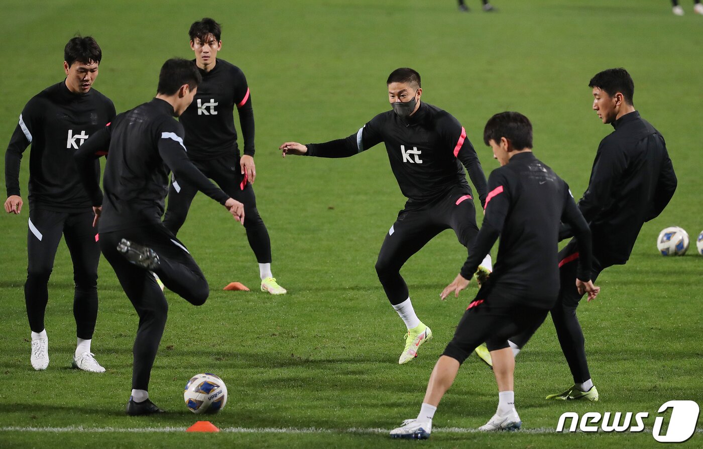 본문 이미지 - 대한민국 축구대표팀 권창훈이 29일 오후(현지시간) 아랍에미리트(UAE) 두바이 폴리스 오피서즈 클럽에서 오는 2월 1일 열리는 ‘2022 카타르월드컵 아시아 최종예선 A조 8차전' 시리아전을 앞두고 홀로 마스크를 착용한 채 훈련하고 있다. 2022.1.29/뉴스1 ⓒ News1 김진환 기자
