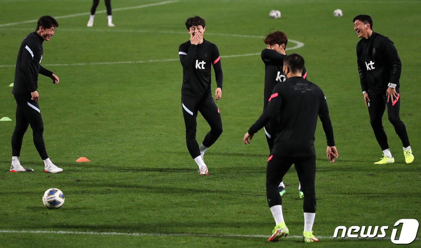 본문 이미지 - 대한민국 축구대표팀 선수들이 29일 오후(현지시간) 아랍에미리트(UAE) 두바이 폴리스 오피서즈 클럽에서 오는 2월 1일 열리는 ‘2022 카타르월드컵 아시아 최종예선 A조 8차전' 시리아전을 앞두고 훈련 중 미소를 짓고 있다. 2022.1.29/뉴스1 ⓒ News1 김진환 기자