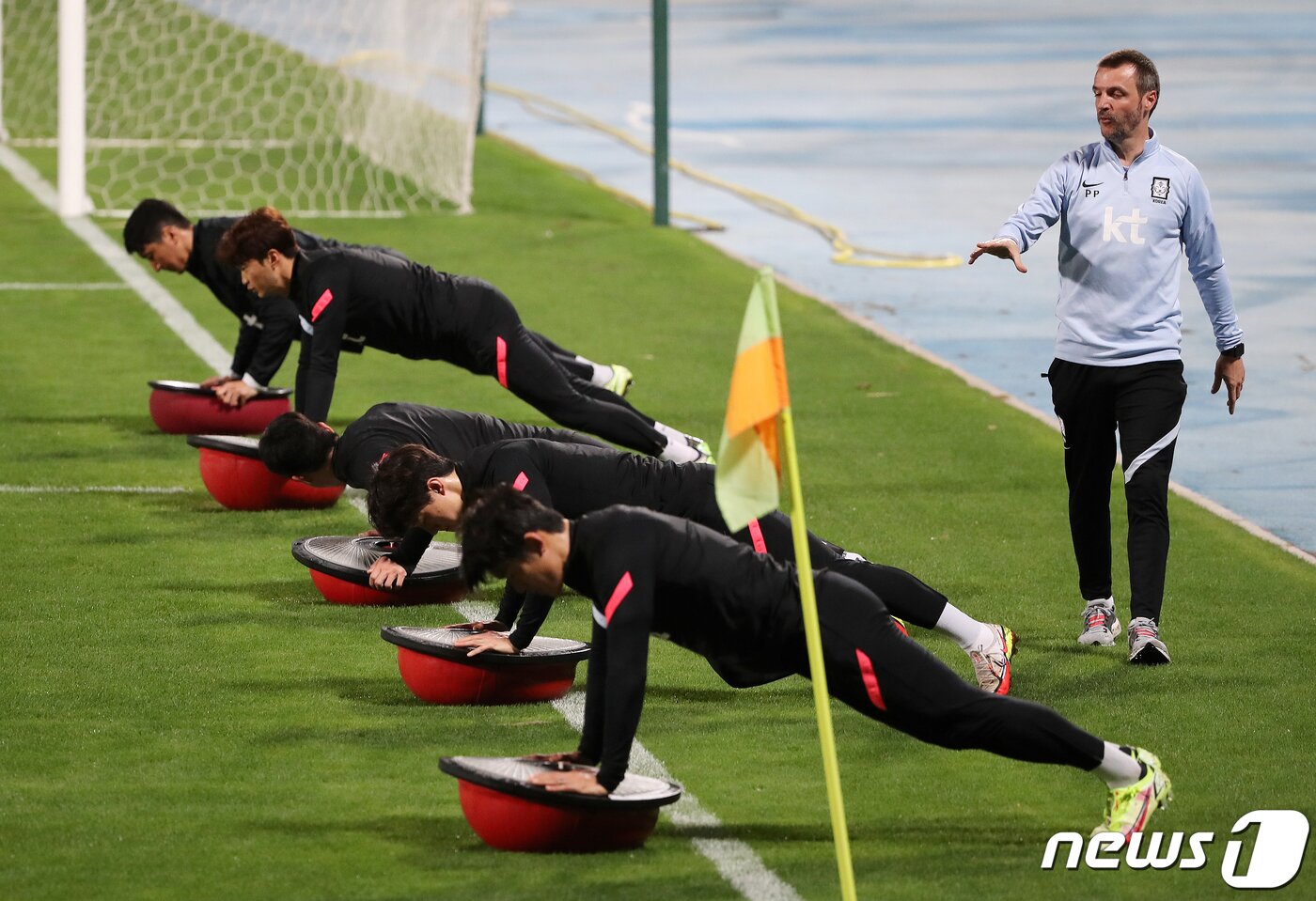 본문 이미지 - 대한민국 축구대표팀 선수들이 29일 오후(현지시간) 아랍에미리트(UAE) 두바이 폴리스 오피서즈 클럽에서 오는 2월 1일 열리는 ‘2022 카타르월드컵 아시아 최종예선 A조 8차전' 시리아전을 앞두고 훈련을 하고 있다. 2022.1.29/뉴스1 ⓒ News1 김진환 기자