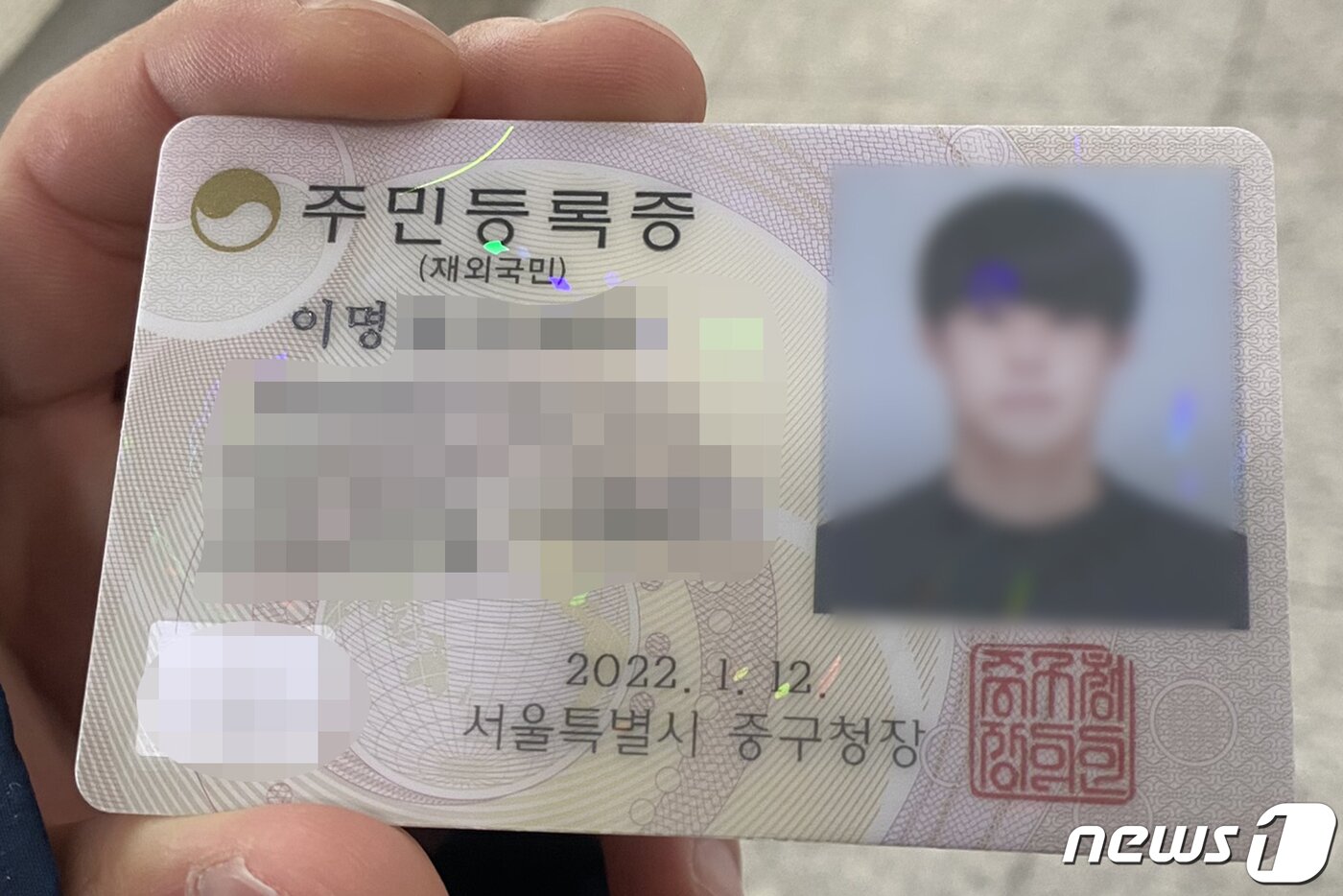 본문 이미지 - 이명진 씨의 주민등록증에는 인장처럼 ‘재외국민’이라는 단어가 박혀 있다. 법이 바뀌지 않는 한 계속 박혀 있을 것이다. ⓒ 뉴스1