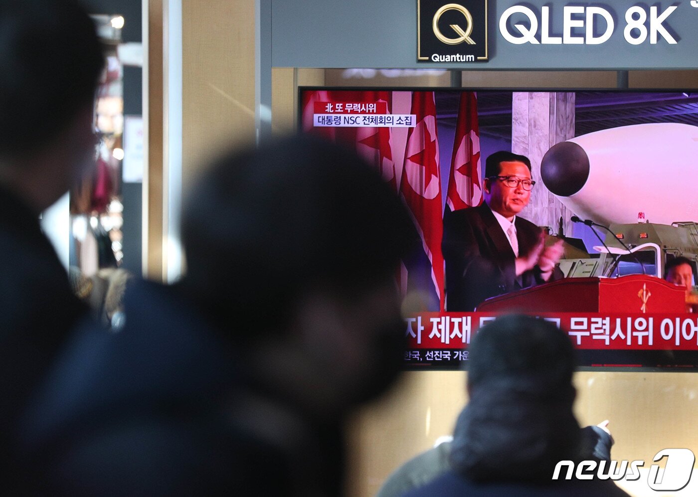 본문 이미지 - 30일 오전 서울역에서 시민들이 북한 중거리 탄도미사일 발사 관련 뉴스를 지켜보고 있다. 합참은 이날 오전 7시52분께 자강도 일대에서 동해상으로 탄도미사일로 추정되는 발사체 1발을 발사한 것이 포착했다고 밝혔다. 2022.1.30/뉴스1 ⓒ News1 성동훈 기자