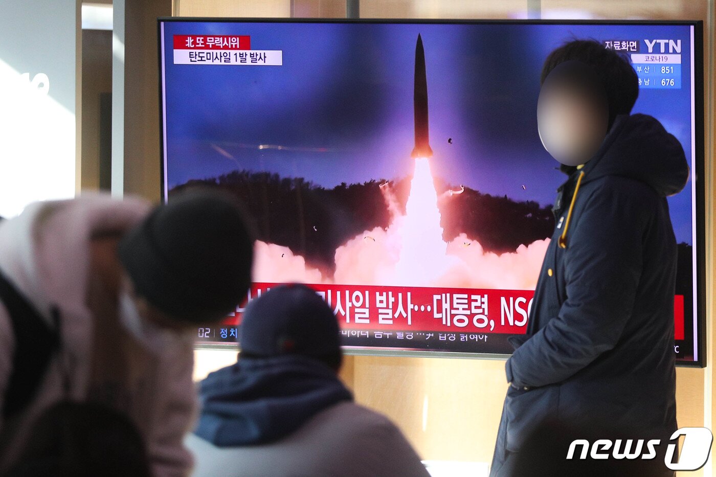 본문 이미지 - 30일 오전 서울역에서 시민들이 북한 중거리 탄도미사일 발사 관련 뉴스를 지켜보고 있다. 2022.1.30/뉴스1 ⓒ News1 성동훈 기자