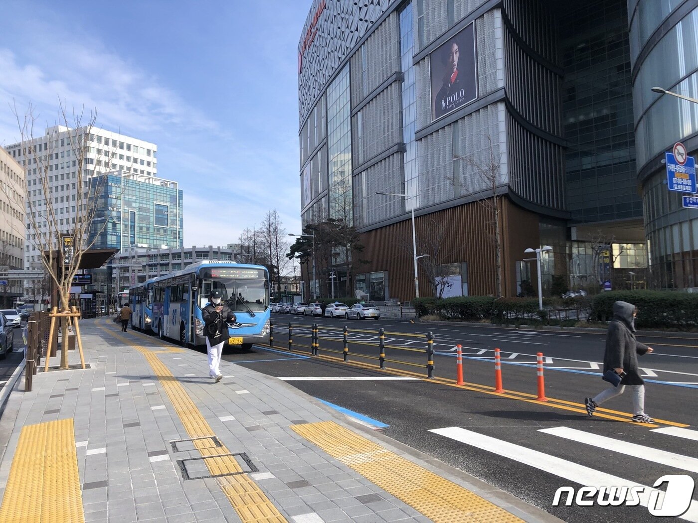 본문 이미지 -  30일 오전 부산 중구 옛시청 교차로(롯데백화점 광복점 앞 삼거리) 일대 BRT 모습.ⓒ 뉴스1