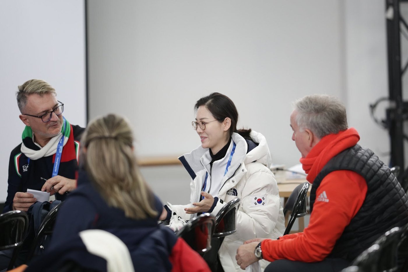 본문 이미지 - 이수경 대한빙상경기연맹 제공 이사(가운데). (대한빙상경기연맹 성대우 기자 제공)ⓒ 뉴스1