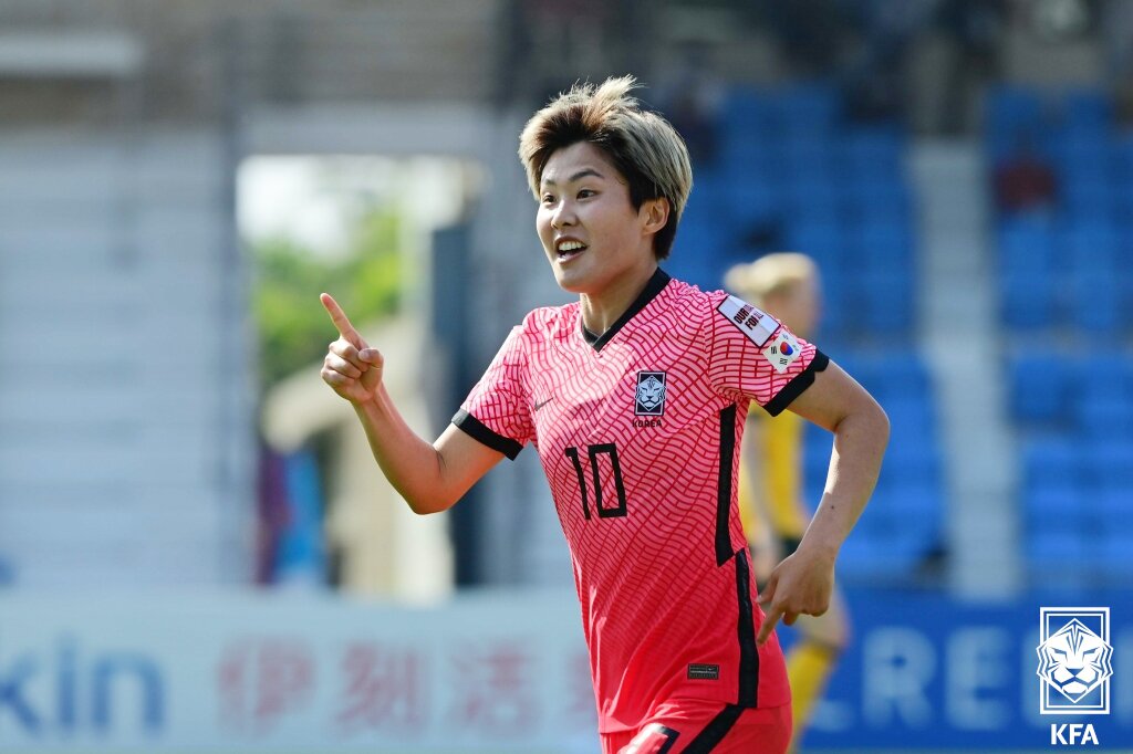 본문 이미지 - 대한민국 여자 축구대표팀 지소연이 30일 인도 푸네 시리 시브 차트라파티 종합운동장에서 열린 호주와의 2022 아시아축구연맹(AFC) 여자 아시안컵 8강전 경기에서 결승골을 넣은 후 기뻐하고 있다. 이날 경기에서 대표팀은 지소연의 결승골에 힘입어 1대0으로 호주를 제압하고 3회 연속 여자월드컵 본선 진출을 확정했다. (대한축구협회 제공) 2022.1.30/뉴스1 ⓒ News1 