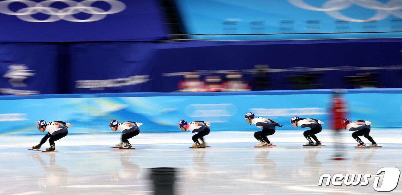 본문 이미지 - 2022 베이징 동계올림픽 개막을 앞둔 31일 중국 베이징 캐피털 실내 경기장에서 대한민국 쇼트트랙 대표팀 선수들이 훈련을 하고 있다. 2022.1.31/뉴스1 ⓒ News1 박지혜 기자