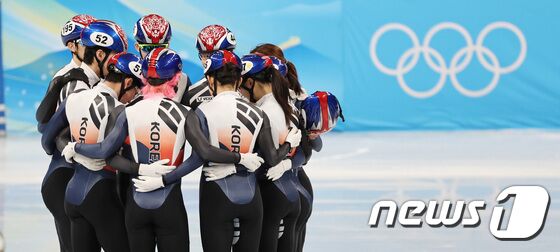 2022 베이징 동계올림픽 개막을 앞둔 31일 중국 베이징 캐피털 실내 경기장에서 대한민국 쇼트트랙 대표팀 선수들이 훈련을 마친 뒤 서로를 격려하고 있다. 2022.1.31/뉴스1 © News1 박지혜 기자