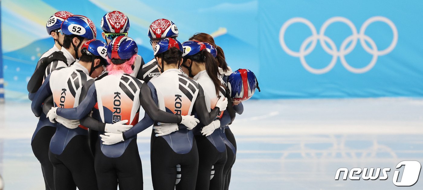 본문 이미지 - 2022 베이징 동계올림픽 개막을 앞둔 31일 중국 베이징 캐피털 실내 경기장에서 대한민국 쇼트트랙 대표팀 선수들이 훈련을 마친 뒤 서로를 격려하고 있다. 2022.1.31/뉴스1 ⓒ News1 박지혜 기자