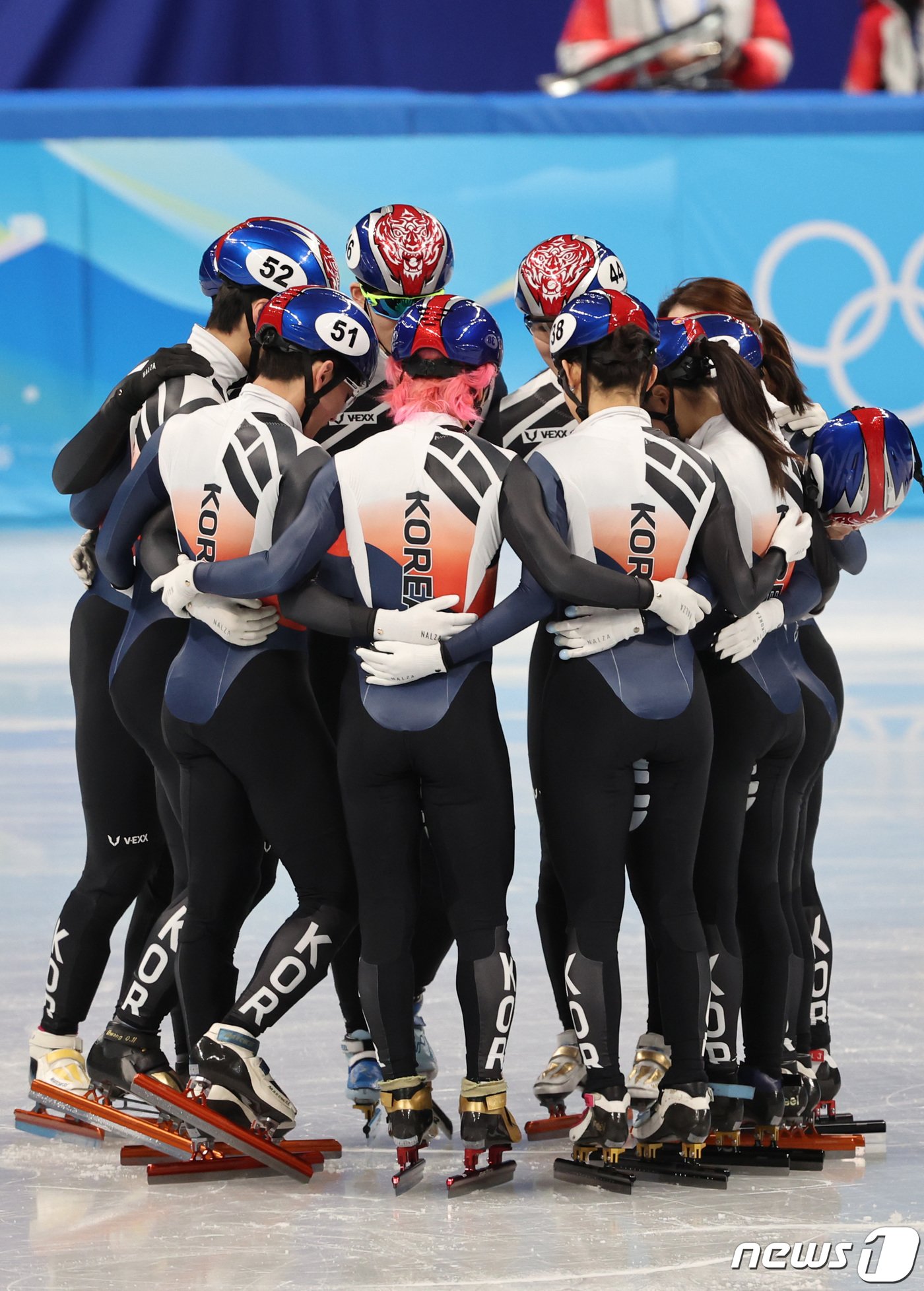 본문 이미지 - 2022 베이징 동계올림픽 개막을 앞둔 31일 중국 베이징 캐피털 실내 경기장에서 대한민국 쇼트트랙 대표팀 선수들이 훈련을 마친 뒤 서로를 격려하고 있다. 2022.1.31/뉴스1 ⓒ News1 박지혜 기자