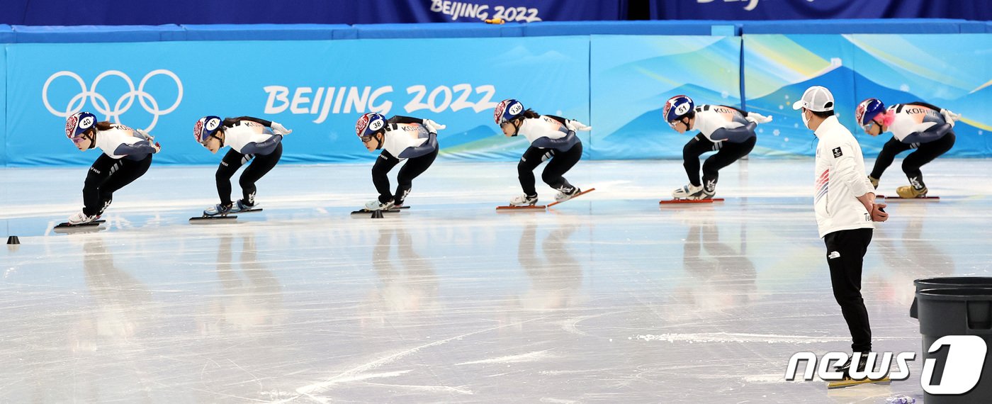 본문 이미지 - 2022 베이징 동계올림픽 개막을 앞둔 31일 중국 베이징 캐피털 실내 경기장에서 대한민국 쇼트트랙 대표팀 선수들이 훈련을 하고 있다. 2022.1.31/뉴스1 ⓒ News1 박지혜 기자
