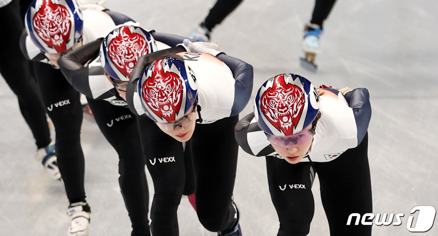본문 이미지 - 2022 베이징 동계올림픽 개막을 앞둔 31일 중국 베이징 캐피털 실내 경기장에서 대한민국 쇼트트랙 대표팀 선수들이 훈련을 하고 있다. 2022.1.31/뉴스1 ⓒ News1 박지혜 기자