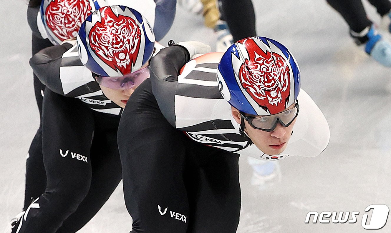 본문 이미지 - 2022 베이징 동계올림픽 개막을 앞둔 31일 중국 베이징 캐피털 실내 경기장에서 대한민국 쇼트트랙 대표팀 황대헌이 훈련을 하고 있다. 2022.1.31/뉴스1 ⓒ News1 박지혜 기자