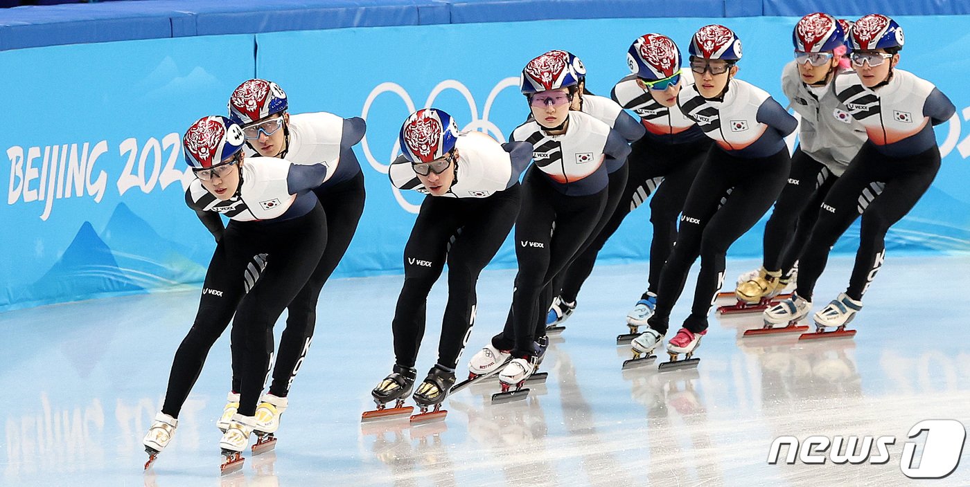 본문 이미지 - 2022 베이징 동계올림픽 개막을 앞둔 31일 중국 베이징 캐피털 실내 경기장에서 대한민국 쇼트트랙 대표팀 선수들이 훈련을 하고 있다. 2022.1.31/뉴스1 ⓒ News1 박지혜 기자