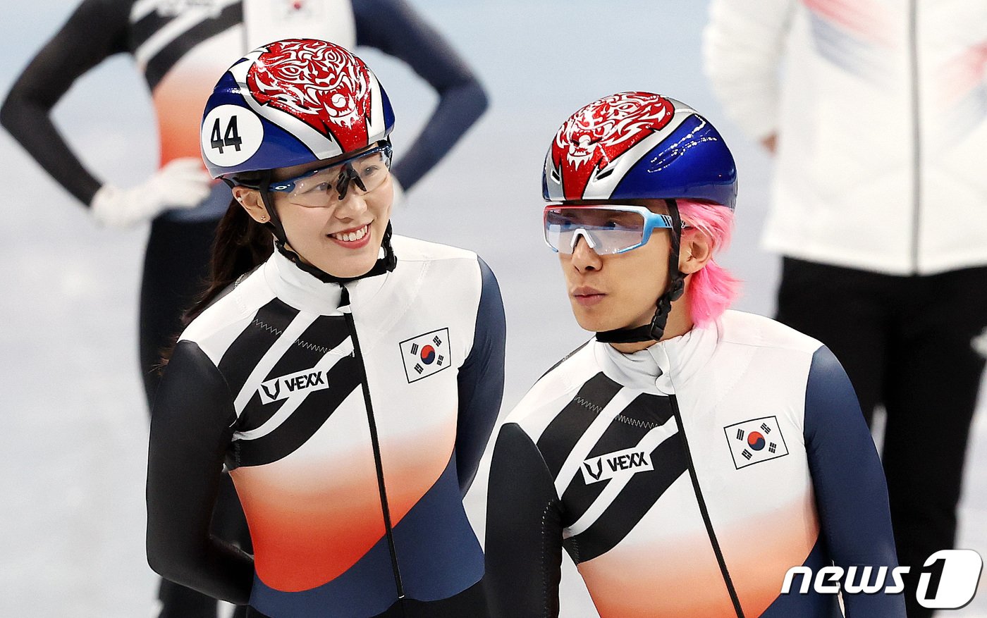 본문 이미지 - 2022 베이징 동계올림픽 개막을 앞둔 31일 중국 베이징 캐피털 실내 경기장에서 대한민국 쇼트트랙 대표팀 김아랑과 곽윤기가 훈련을 마친 뒤 대화를 나누고 있다. 2022.1.31/뉴스1 ⓒ News1 박지혜 기자