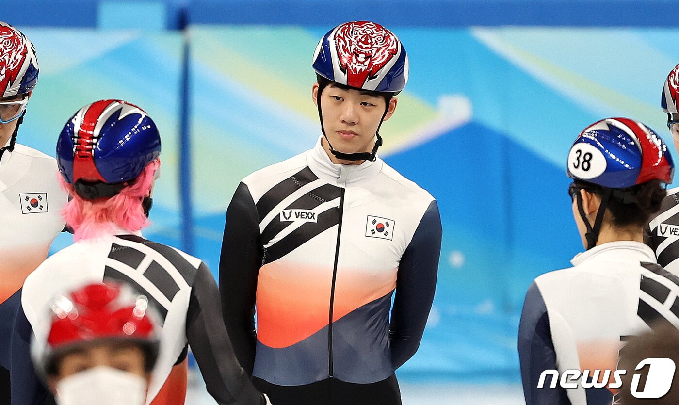 본문 이미지 - 2022 베이징 동계올림픽 개막을 앞둔 31일 중국 베이징 캐피털 실내 경기장에서 대한민국 쇼트트랙 대표팀 이준서가 훈련을 마친 뒤 맏형 곽윤기의 조언을 듣고 있다. 2022.1.31/뉴스1 ⓒ News1 박지혜 기자