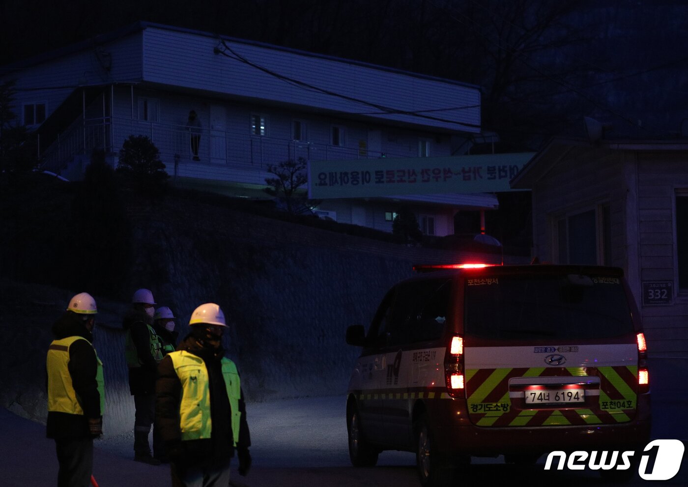 본문 이미지 - 31일 오후 토사 붕괴 사고가 발생한 경기 양주시 삼표산업 양주사업소로 119 소방차량이 들어서고 있다. 고용노동부가 삼표산업 양주사업소 압수수색에 돌입했다. 2022.1.31/뉴스1 ⓒ News1 신웅수 기자