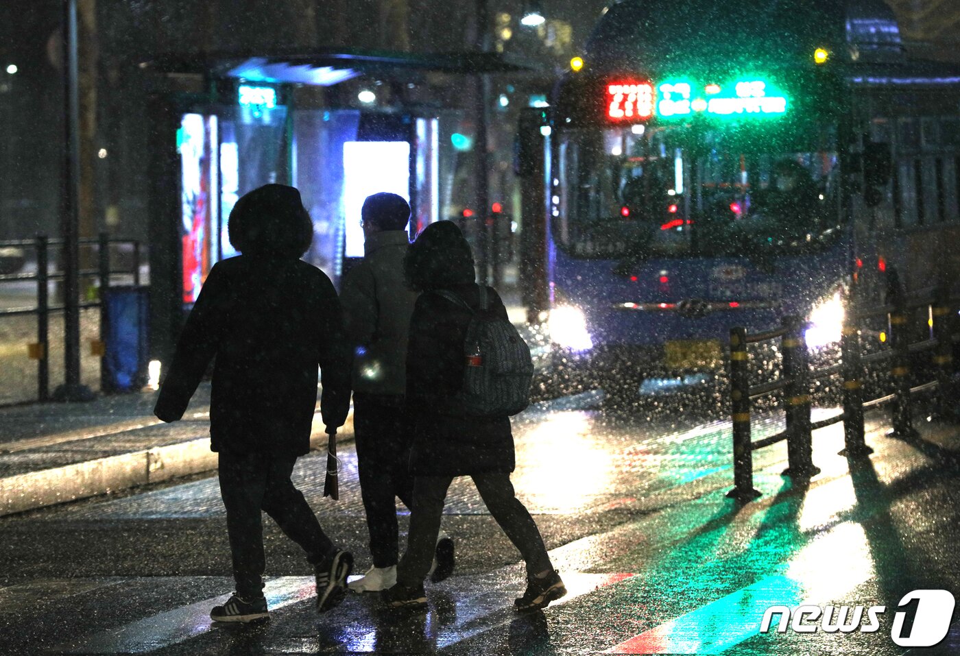 본문 이미지 - 31일 밤 서울 광화문네거리에 눈이 내리고 있다 기상청은 설 당일인 1일 오전까지 수도권 등 중부지방을 중심으로 최대 10㎝ 이상의 많은 눈이 내릴 것으로 예보했다. 2022.1.31/뉴스1 ⓒ News1 신웅수 기자