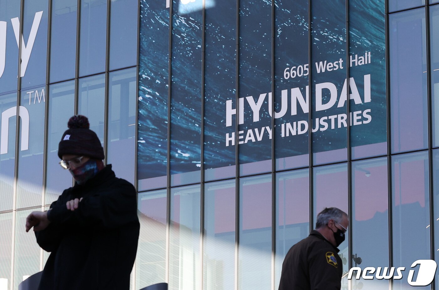 본문 이미지 - 세계 최대 전자 전시회인 CES 2022 개막을 이틀 앞둔 3일(현지시간) 미국 네바다주 라스베이거스 컨벤션센터 웨스트홀 외벽에 현대중공업 홍보물이 부착돼 있다. 2022.1.4/뉴스1 ⓒ News1 조태형 기자