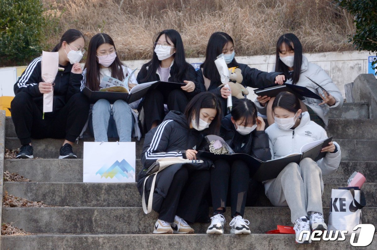 광주 남구 동아여자중학교에서 학생들이 삼삼오오 모여 졸업앨범을 보고 있다. 2022.1.4/뉴스1 © News1 정다움 기자
