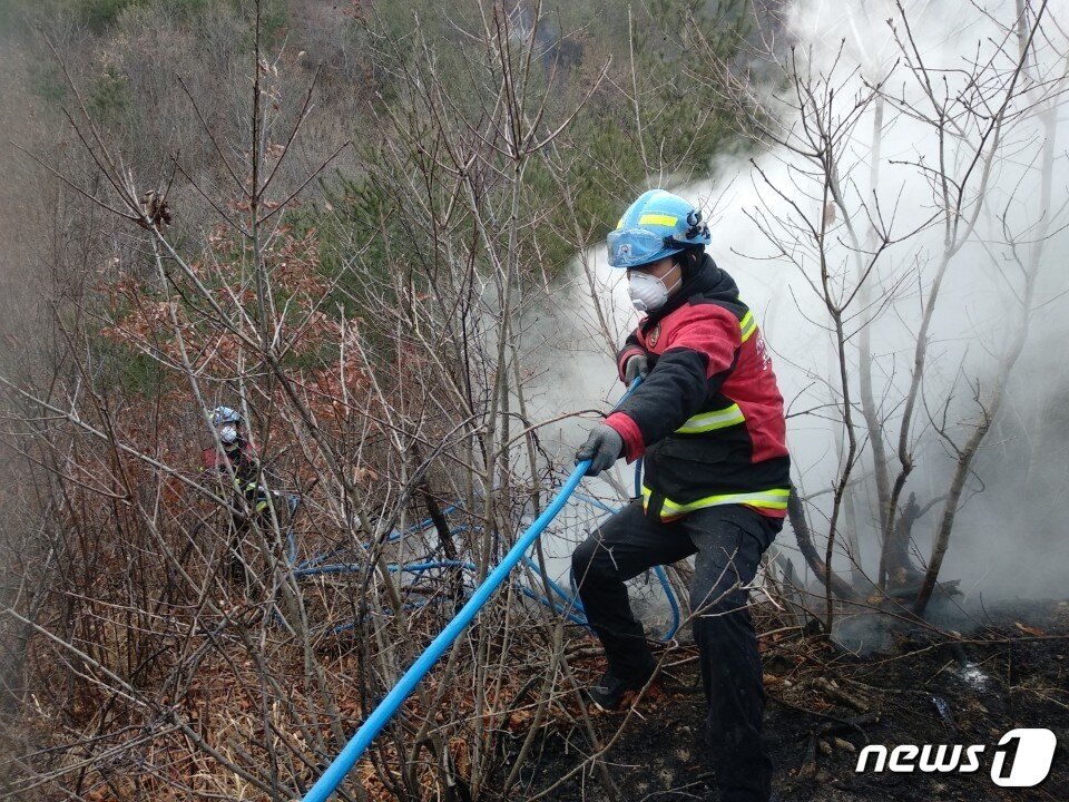 본문 이미지 - 4일 오전 10시15분쯤 강원 춘천시 동면 장학리에서 발생한 산불이 산림 0.2㏊를 태우고 50여분 만인 오전 11시8분쯤 진화됐다.(산림청 제공) 2022.1.4/뉴스1