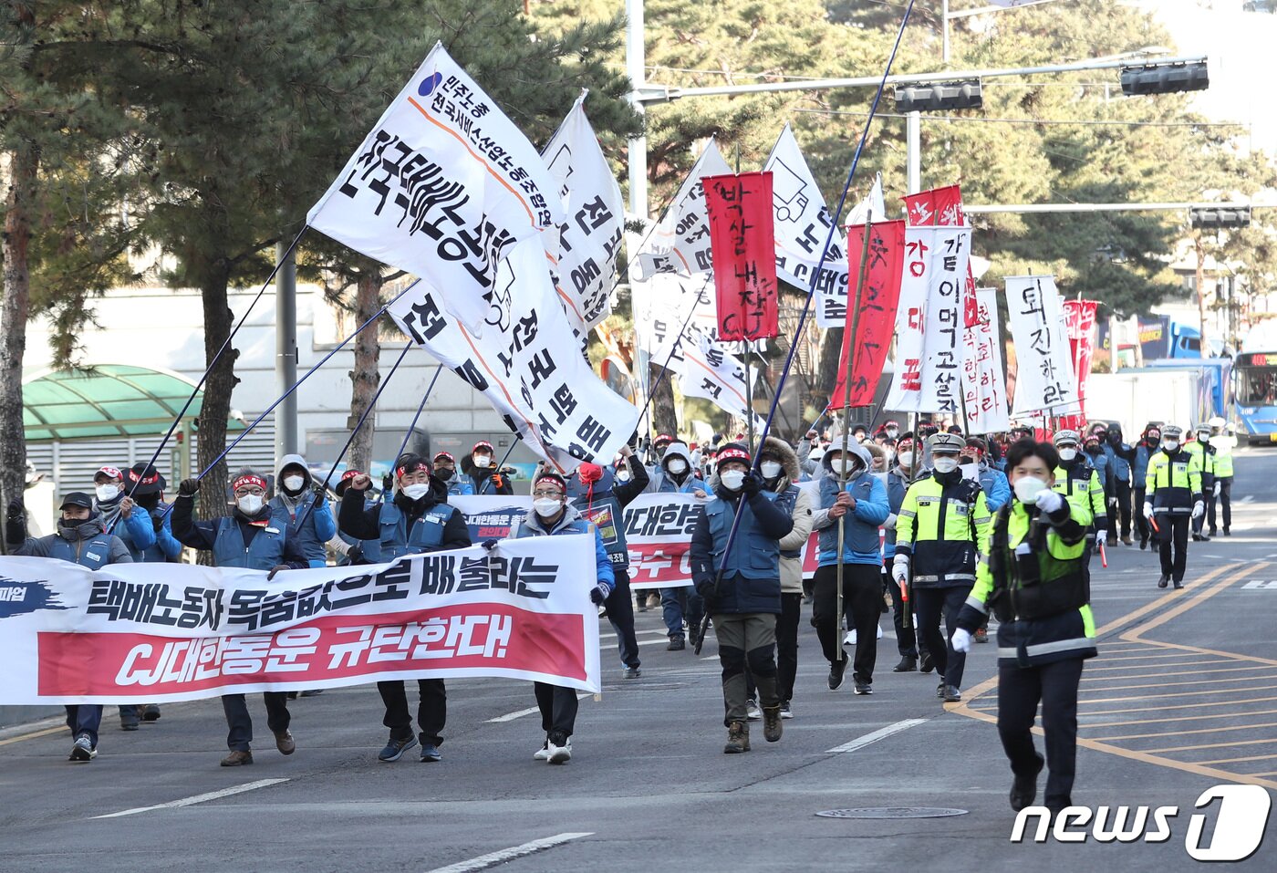 본문 이미지 - 전국택배노동조합 관계자들이 4일 서울 중구 CJ본사 앞에서 열린 '택배노조 CJ대한통운 총파업 결의대회'를 마치고 CJ대한통운 본사를 향해 행진하고 있다. 이날 총파업 결의대회는 택배노동자 과로사 방지를 위한 사회적합의 이행 촉구를 위해 진행됐다. 2022.1.4/뉴스1 ⓒ News1 이성철 기자