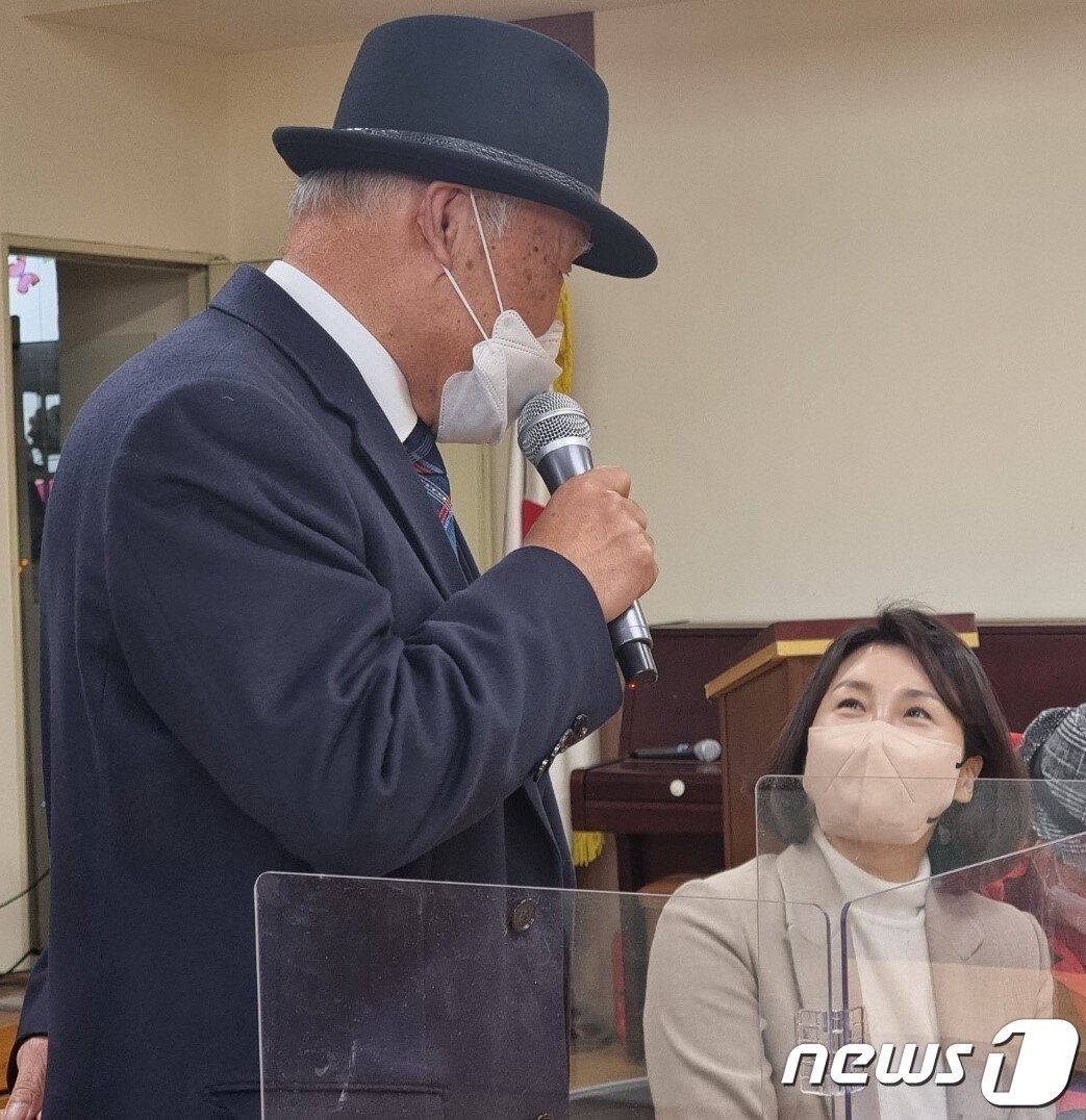 본문 이미지 - 4일 충남 천안쌍용종합복지관을 찾은 김혜경씨가 유홍준 천안시노인회장의 환영인사를 경청하고 있다. ⓒ 뉴스1
