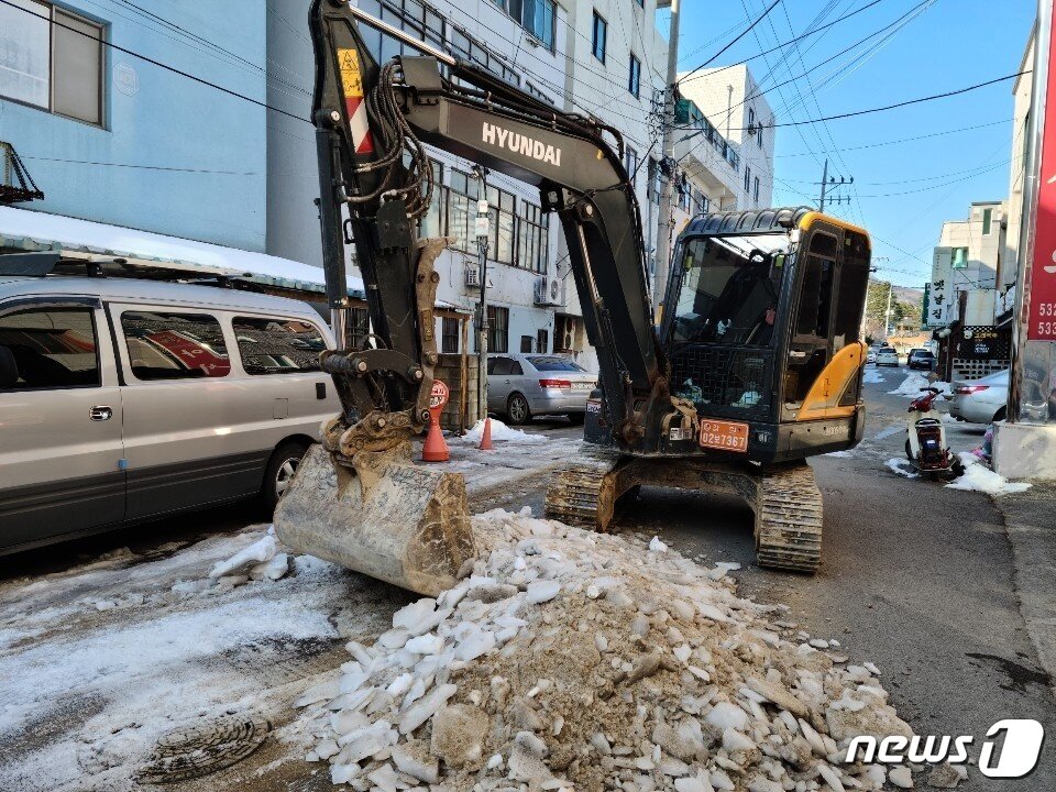 본문 이미지 - 지난 3일 동해지역 이면도로 빙판제거 작업 모습.(동해시 제공) 2022.1.4/뉴스1