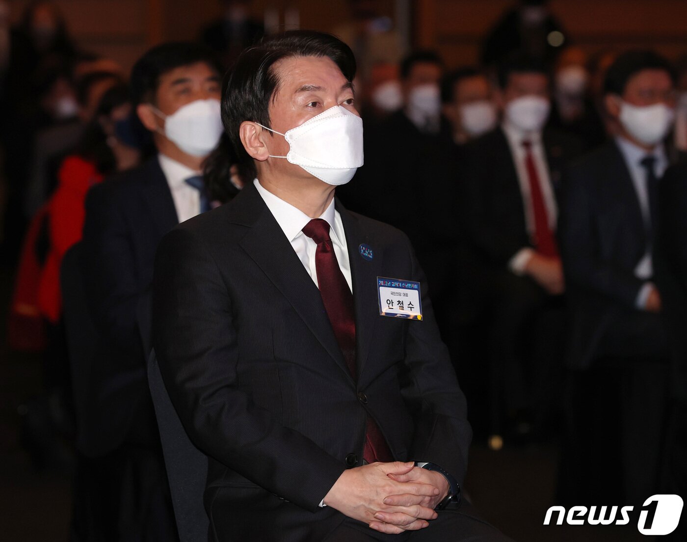 본문 이미지 - 안철수 국민의당 대선 후보가 4일 서울 중구 대한상공회의소 국제회의장에서 열린 2022년 경제계 신년인사회에서 최태원 대한상의 회장의 신년인사를 듣고 있다. 2022.1.4/뉴스1 ⓒ News1 국회사진취재단