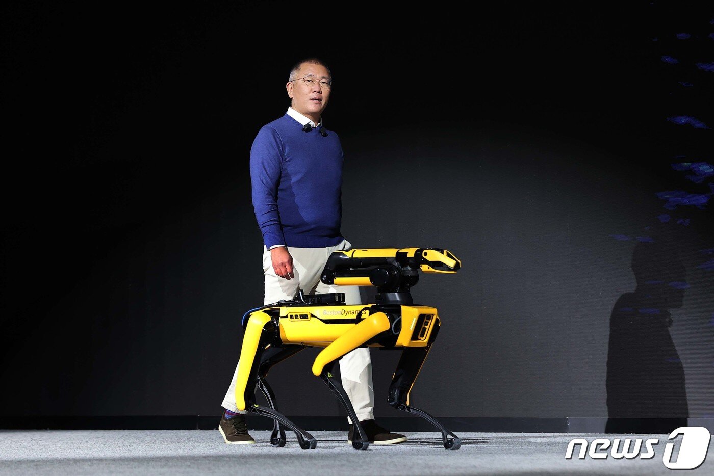 본문 이미지 - 정의선 현대자동차그룹 회장이 세계 최대 전자·가전·정보기술&#40;IT&#41; 전시회인 CES 2022 개막을 하루 앞둔 2022년 1월 15일&#40;현지시간&#41; 미국 네바다주 라스베이거스 만달레이 베이에서 열린 현대자동차 프레스 컨퍼런스에 참석해 보스턴 다이내믹스의 4족 보행 로봇 &#39;스팟&#39;과 함께 연단에 오르고 있다. 2021.1.5/뉴스1 ⓒ News1 조태형 기자