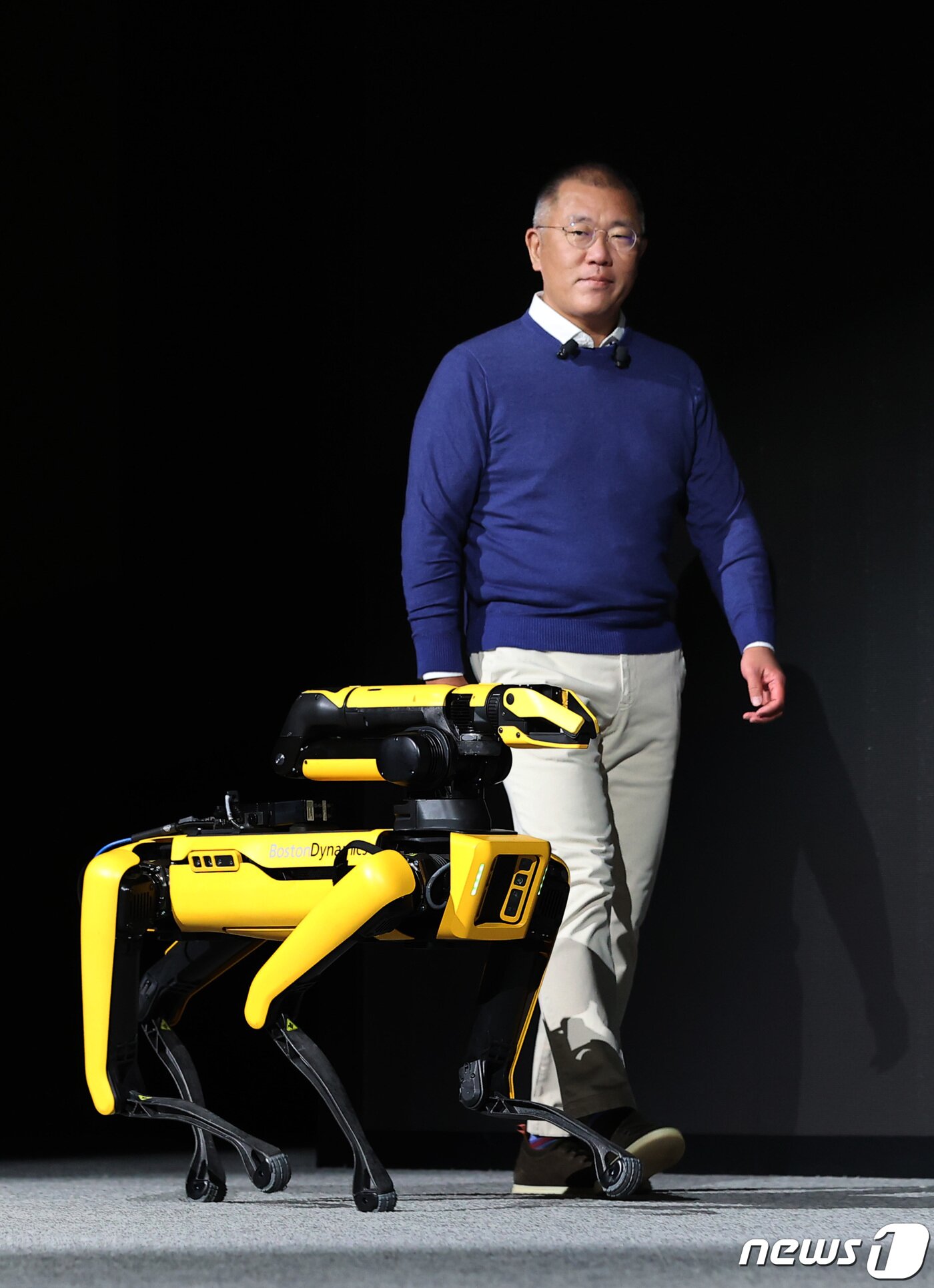 본문 이미지 - 정의선 현대자동차그룹 회장이 세계 최대 전자·가전·정보기술(IT) 전시회인 CES 2022 개막을 하루 전인 지난 4일(현지시간) 미국 네바다주 라스베이거스 만달레이 베이에서 열린 현대자동차 프레스 컨퍼런스에 참석해 보스턴 다이내믹스의 4족 보행 로봇 '스팟'과 함께 연단에 오르고 있다. 2021.1.5/뉴스1 ⓒ News1 조태형 기자