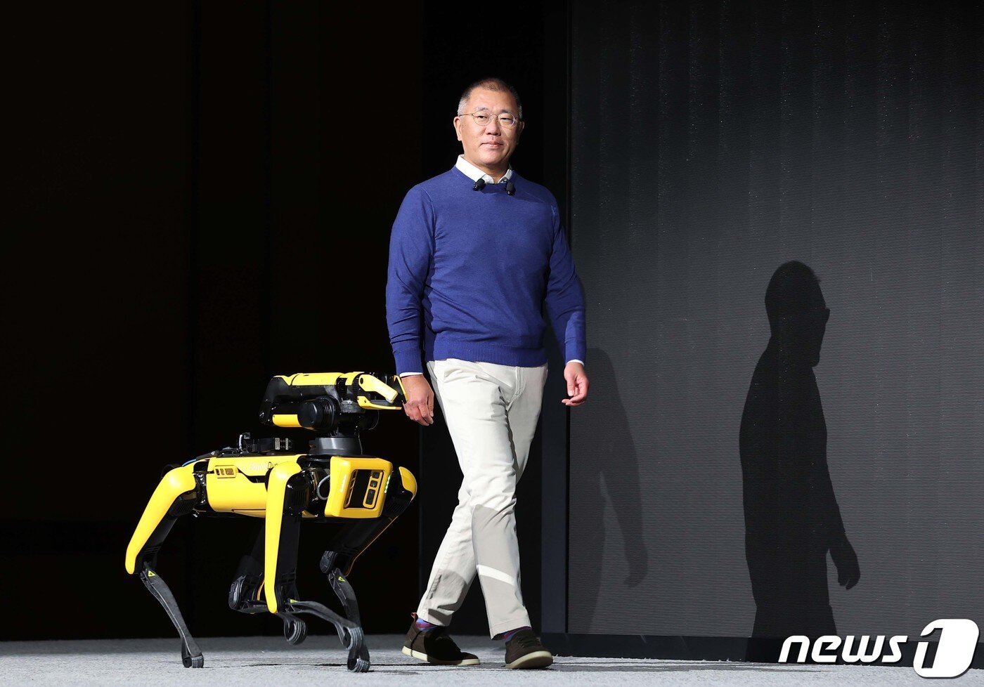 본문 이미지 - 정의선 현대자동차그룹 회장이 세계 최대 전자·가전·정보기술(IT) 전시회인 CES 2022에서 보스턴 다이내믹스의 4족 보행 로봇 '스팟'을 소개하고 있다. 2022.1.5/뉴스1 ⓒ News1 조태형 기자
