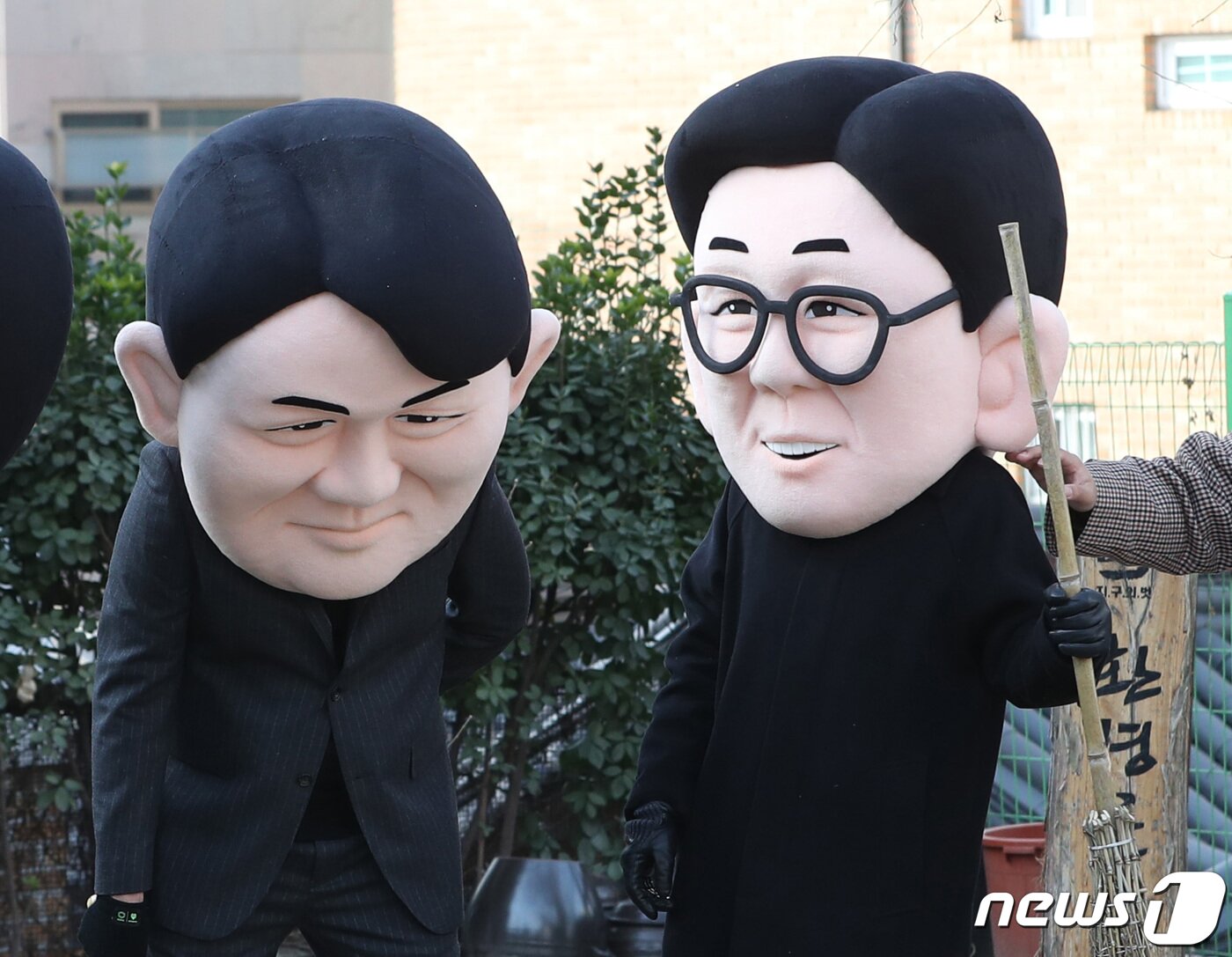 본문 이미지 - 5일 서울 종로구 환경운동연합 회화나무 마당에서 열린 '대선 후보들의 석탄 치우기 대회'에서 각 정당의 대선후보들의 탈을 쓴 탈석탄 연대 '석탄을 넘어서' 관계자들이 행사를 진행하고 있다. 2022.1.5/뉴스1 ⓒ News1 이성철 기자