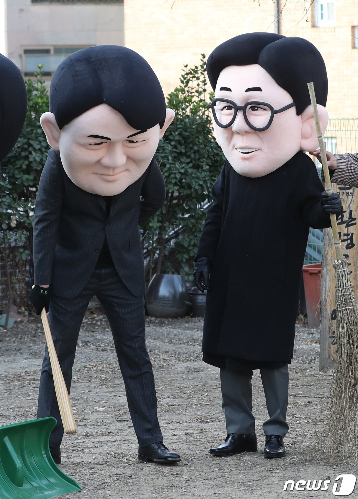 본문 이미지 - 5일 서울 종로구 환경운동연합 회화나무 마당에서 열린 '대선 후보들의 석탄 치우기 대회'에서 각 정당의 대선후보들의 탈을 쓴 탈석탄 연대 '석탄을 넘어서' 관계자들이 행사를 진행하고 있다. 2022.1.5/뉴스1 ⓒ News1 이성철 기자