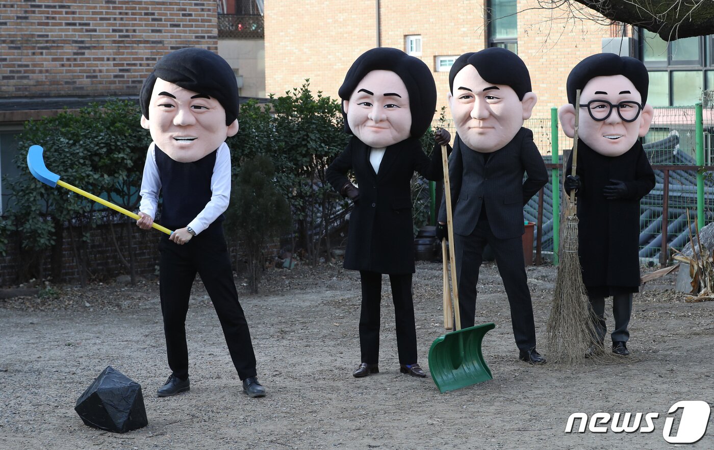 본문 이미지 - 5일 서울 종로구 환경운동연합 회화나무 마당에서 열린 '대선 후보들의 석탄 치우기 대회'에서 각 정당의 대선후보들의 탈을 쓴 탈석탄 연대 '석탄을 넘어서' 관계자들이 행사를 진행하고 있다. 2022.1.5/뉴스1 ⓒ News1 이성철 기자