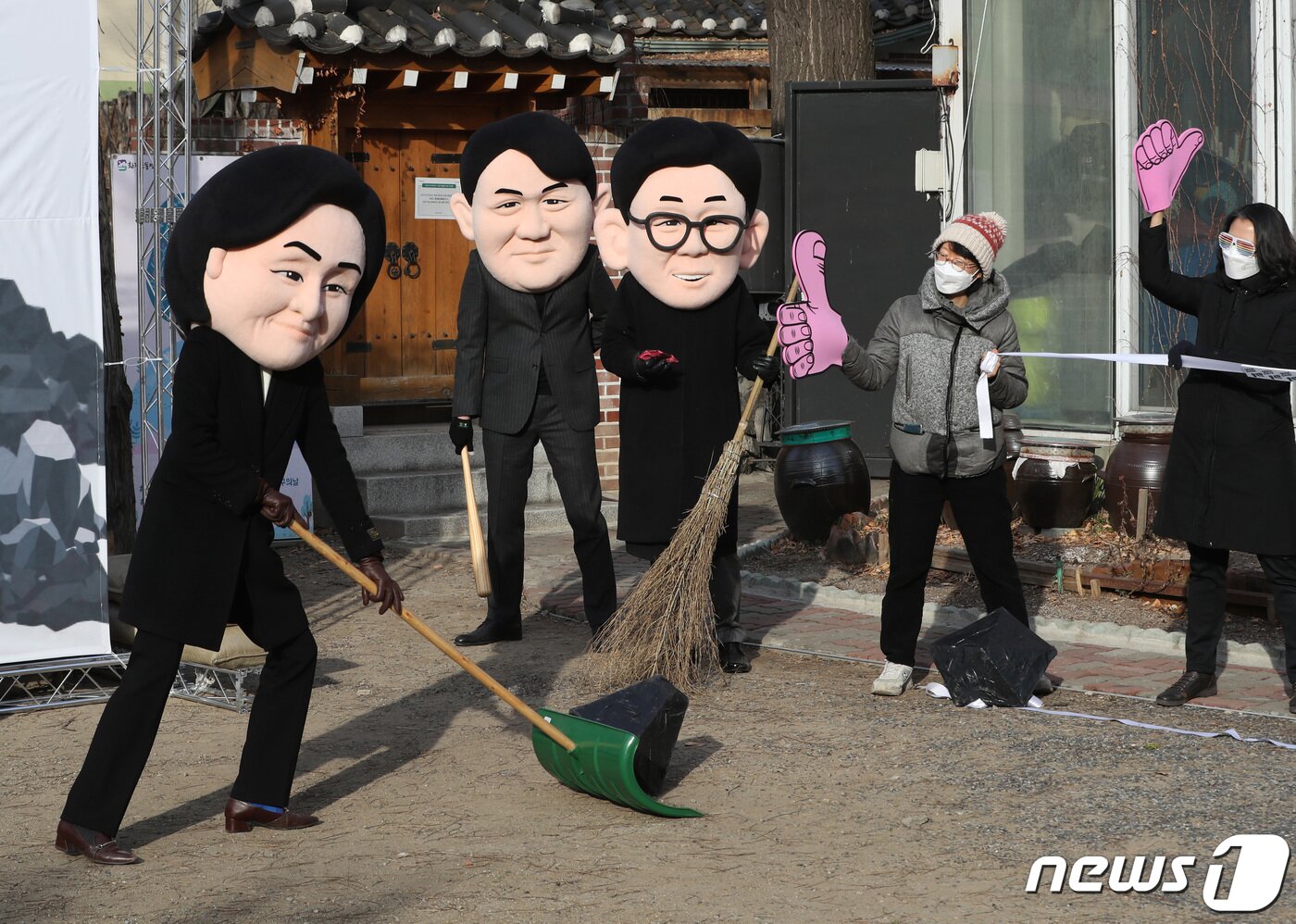 본문 이미지 - 5일 서울 종로구 환경운동연합 회화나무 마당에서 열린 '대선 후보들의 석탄 치우기 대회'에서 각 정당의 대선후보들의 탈을 쓴 탈석탄 연대 '석탄을 넘어서' 관계자들이 행사를 진행하고 있다. 2022.1.5/뉴스1 ⓒ News1 이성철 기자