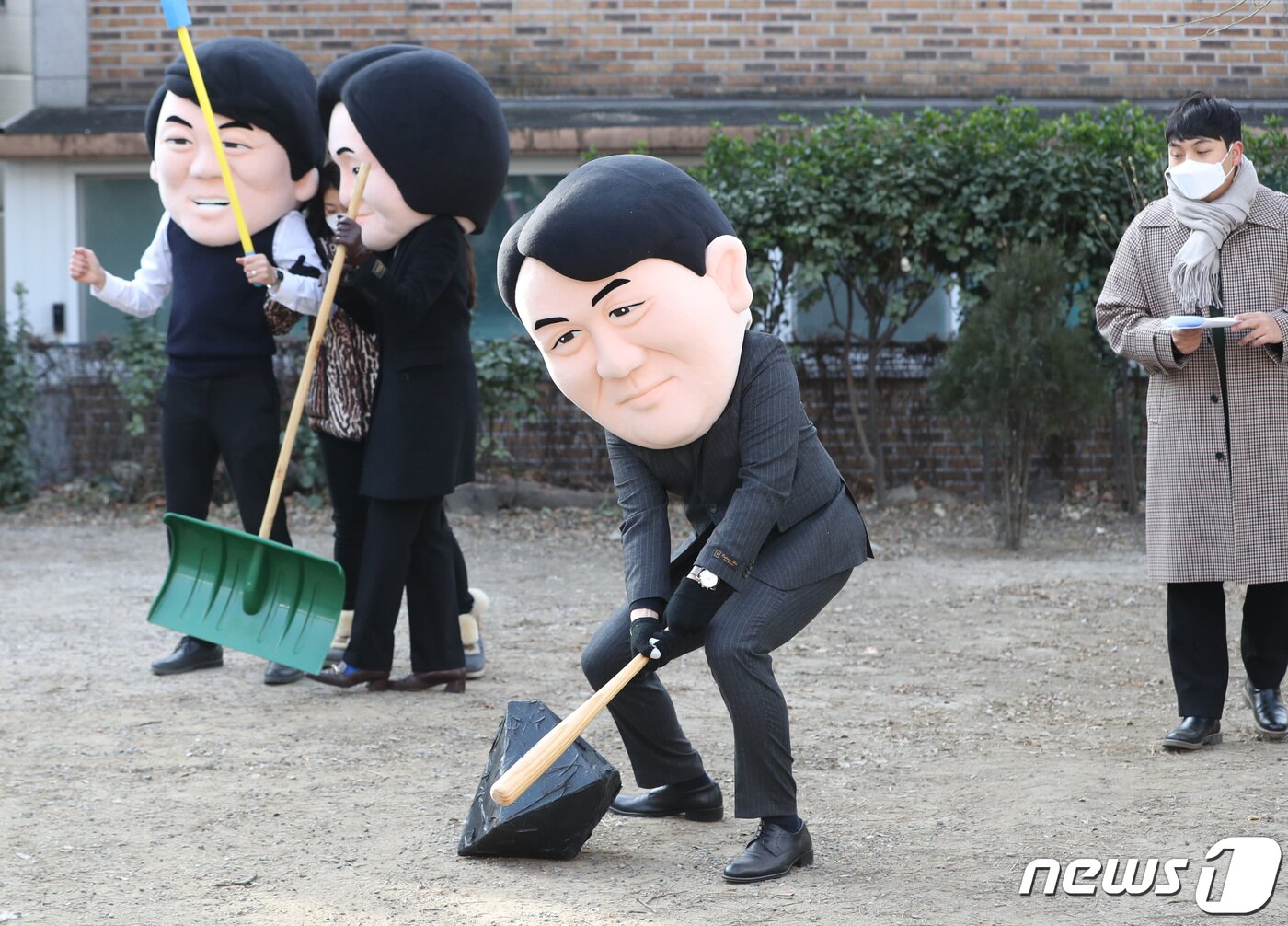 본문 이미지 - 5일 서울 종로구 환경운동연합 회화나무 마당에서 열린 '대선 후보들의 석탄 치우기 대회'에서 윤석열 국민의힘 대선후보의 탈을 쓴 탈석탄 연대 '석탄을 넘어서' 관계자가 행사를 진행하고 있다. 2022.1.5/뉴스1 ⓒ News1 이성철 기자