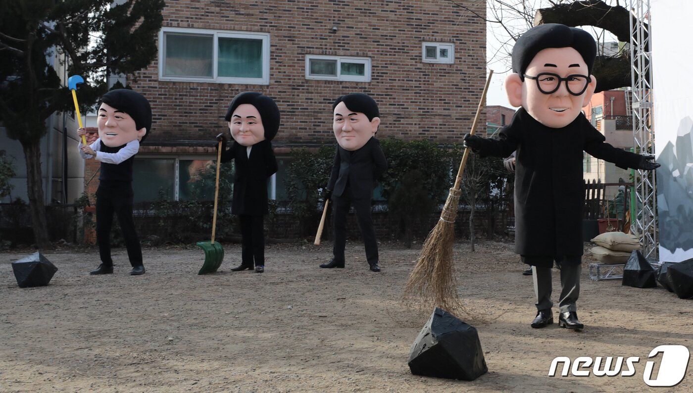 본문 이미지 - 5일 서울 종로구 환경운동연합 회화나무 마당에서 열린 '대선 후보들의 석탄 치우기 대회'에서 각 정당의 대선후보들의 탈을 쓴 탈석탄 연대 '석탄을 넘어서' 관계자들이 행사를 진행하고 있다. 2022.1.5/뉴스1 ⓒ News1 이성철 기자